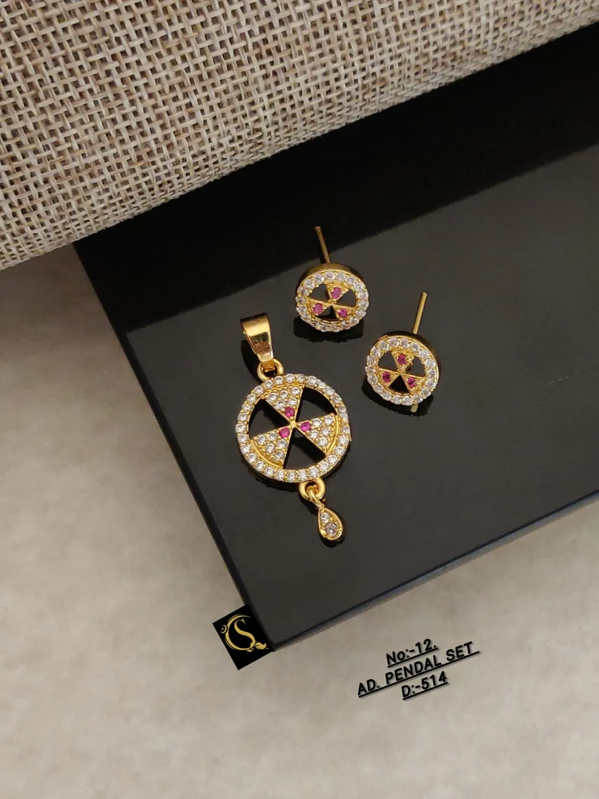 Round designer ad pendant set with sparkling stones