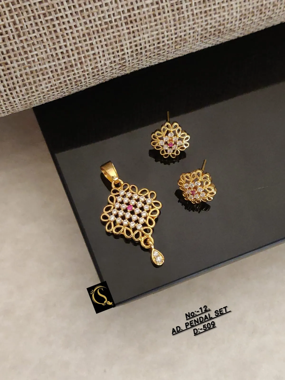 Unique floral mesh ad pendant set for special occasions