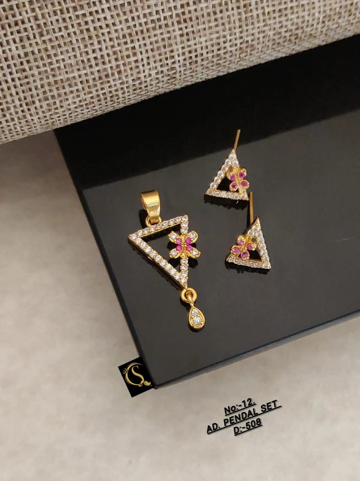 Triangular floral ad pendant set for modern women