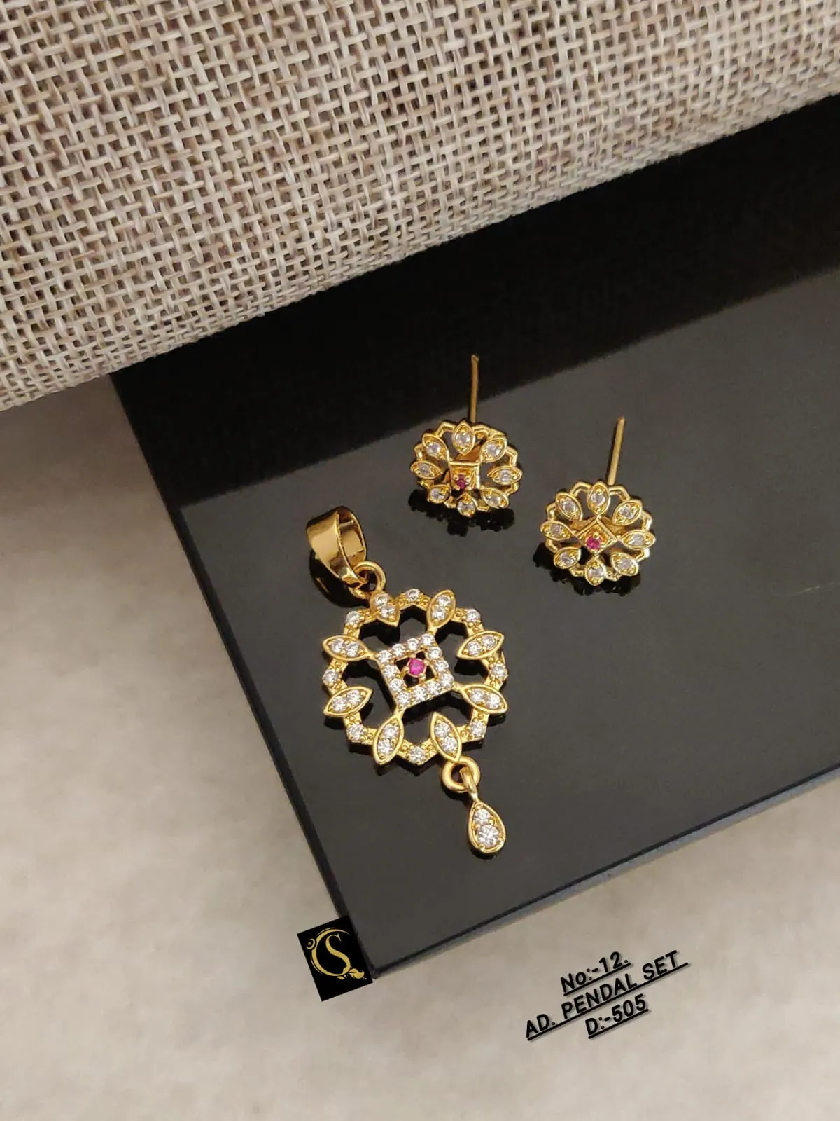 stylish floral ad pendant set for daily wear