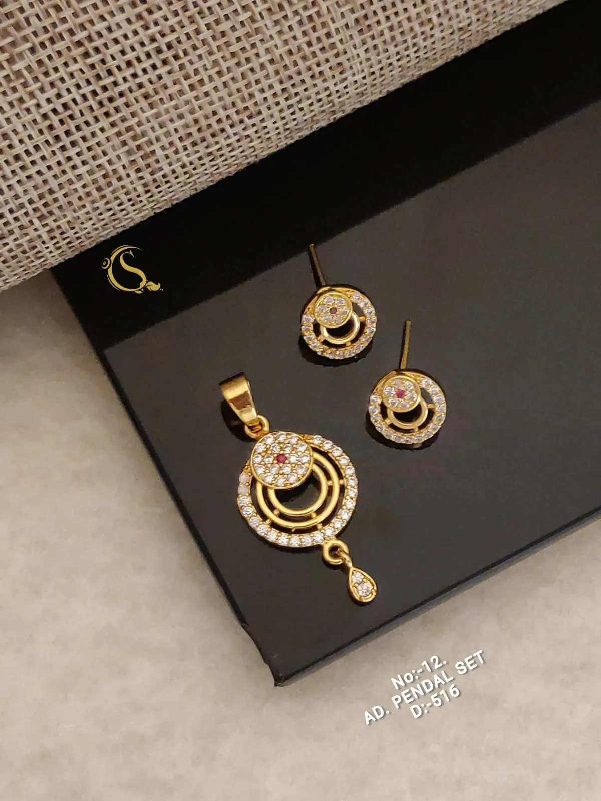 circle motif ad pendant set for daily wear